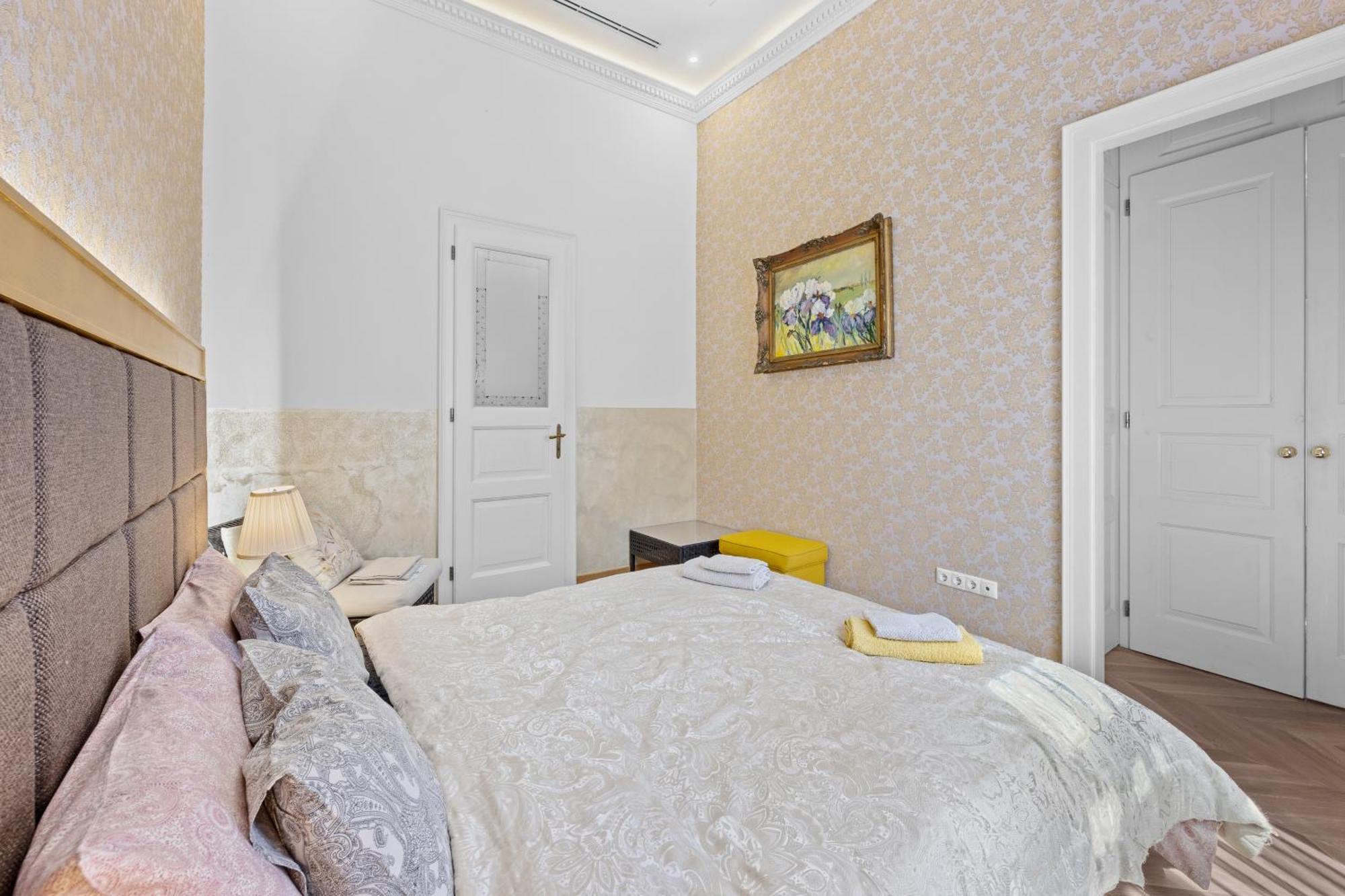 Count Zrinyi Basilica Luxurious Boedapest